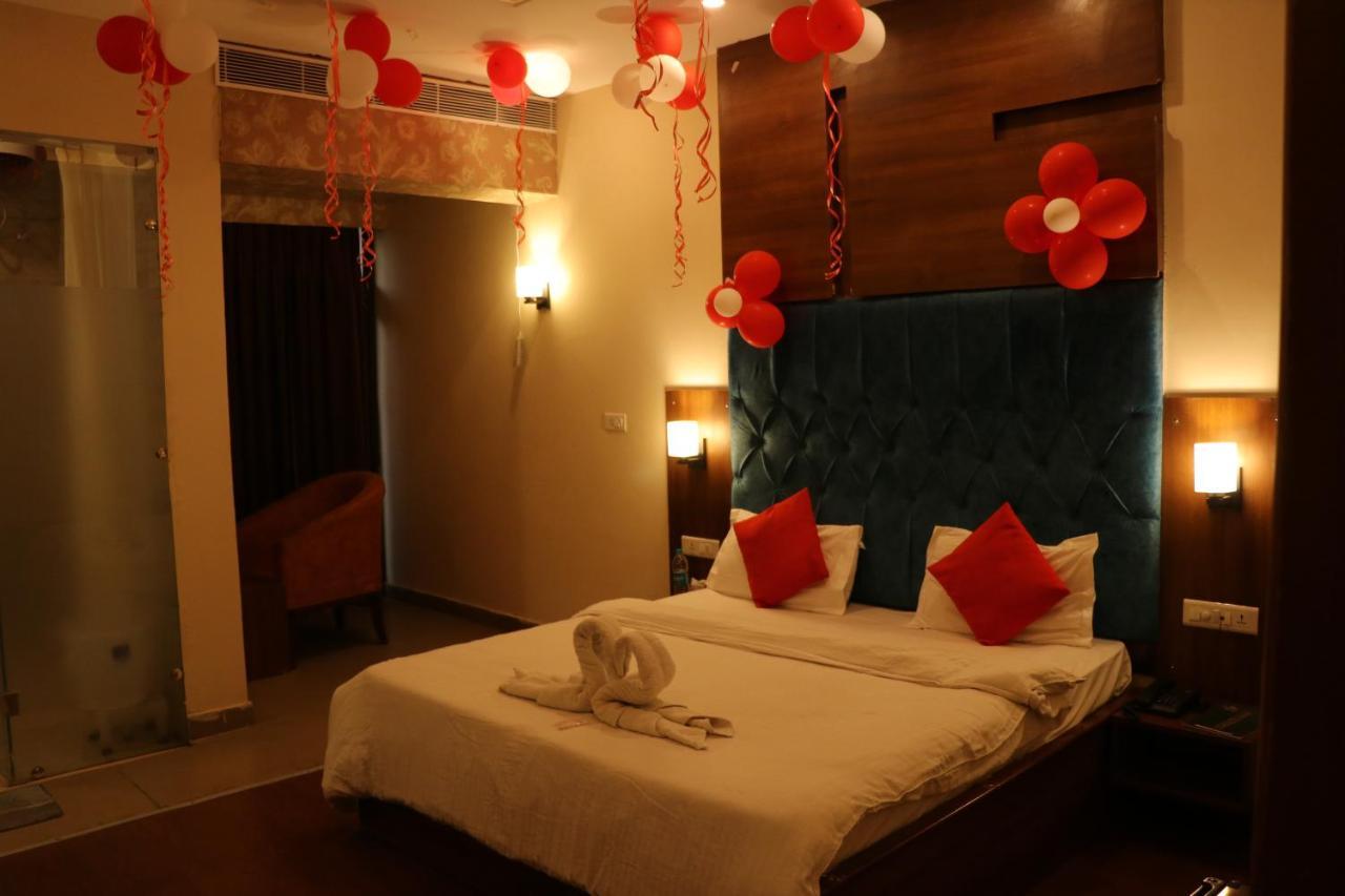 Hotel Pushap Palace Патиала Экстерьер фото