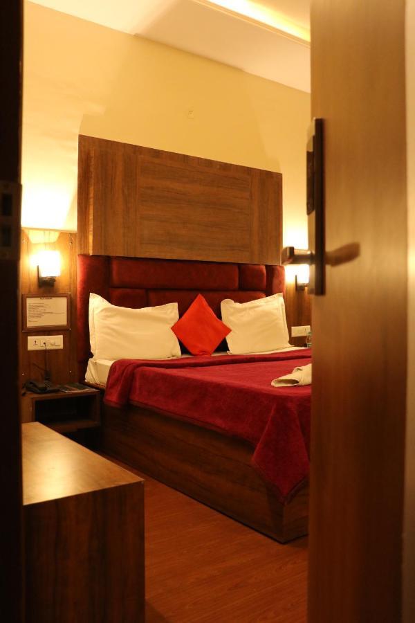 Hotel Pushap Palace Патиала Экстерьер фото