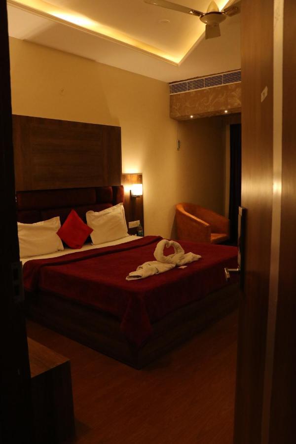 Hotel Pushap Palace Патиала Экстерьер фото