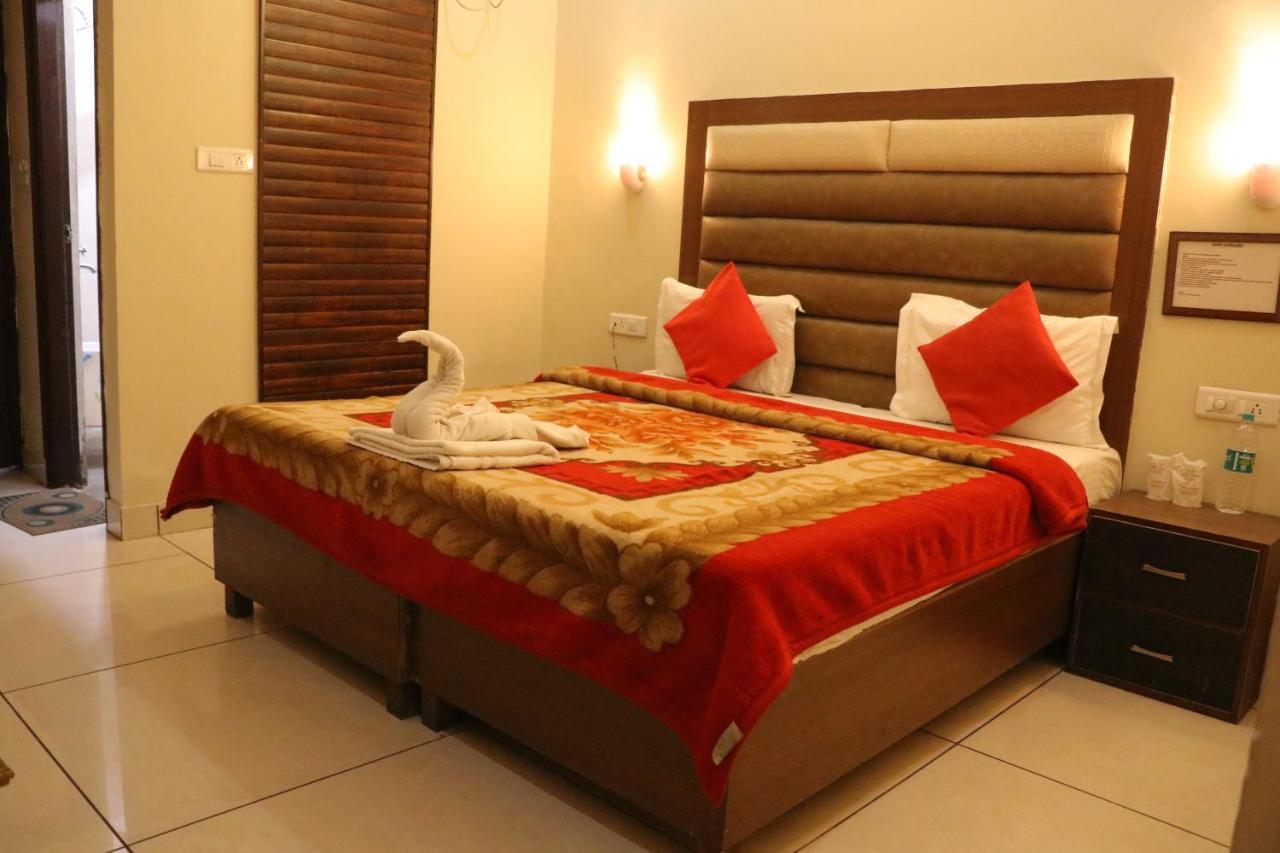 Hotel Pushap Palace Патиала Экстерьер фото