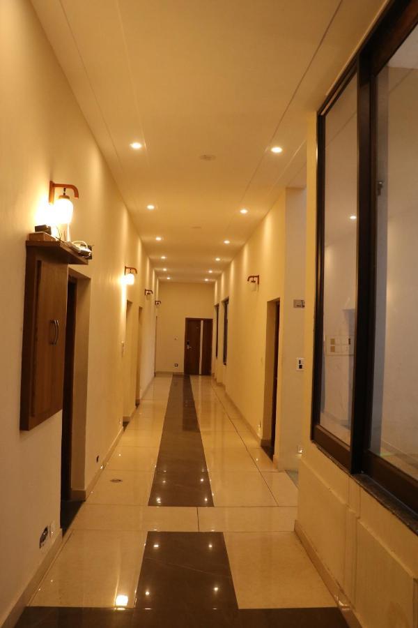 Hotel Pushap Palace Патиала Экстерьер фото